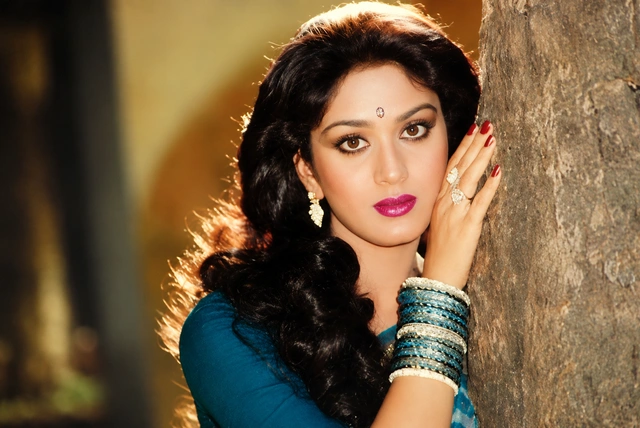 Meenakshi Seshadri Biography: From Bollywood Superstar to Her Life Beyond Films