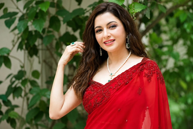 Bhagyashree Biography: From Maine Pyar Kiya Fame to Her Inspiring Journey in Bollywood