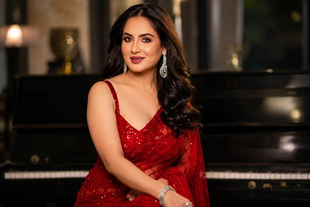 Pooja Banerjee Biography: Age, Husband, Family, Career &amp; Net Worth