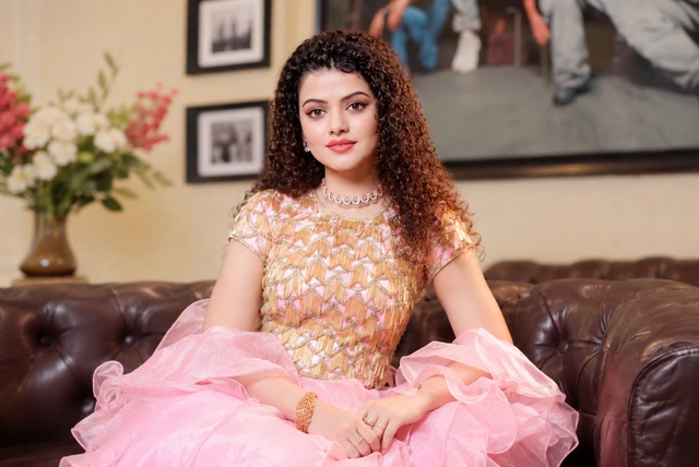 Palak Muchhal Biography, Age, Husband, Net Worth, Songs, Family &amp; Singing Career