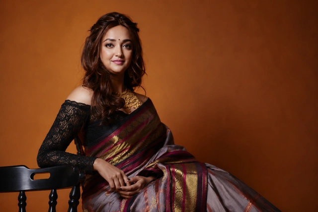 Monali Thakur Biography, Age, Husband, Net Worth, Songs, Family &amp; Music Career