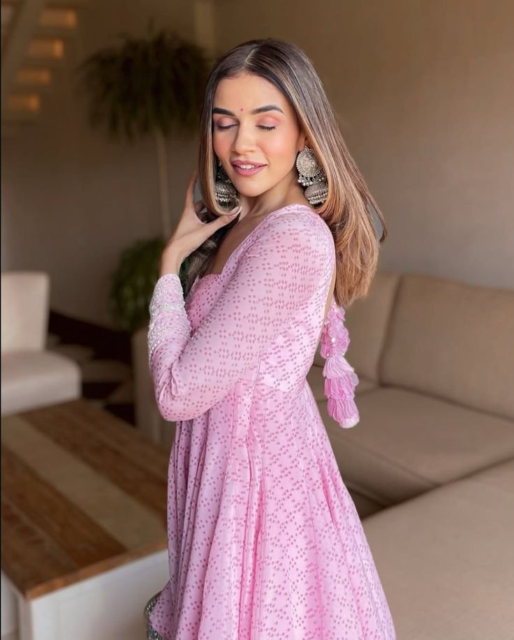 Komal Pandey Biography: Age, Boyfriend, Net Worth & Viral Style Secrets