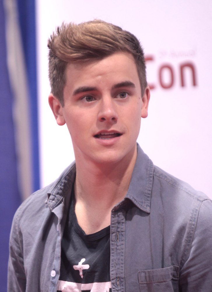 Connor Franta: American YouTuber, Author & Entrepreneur