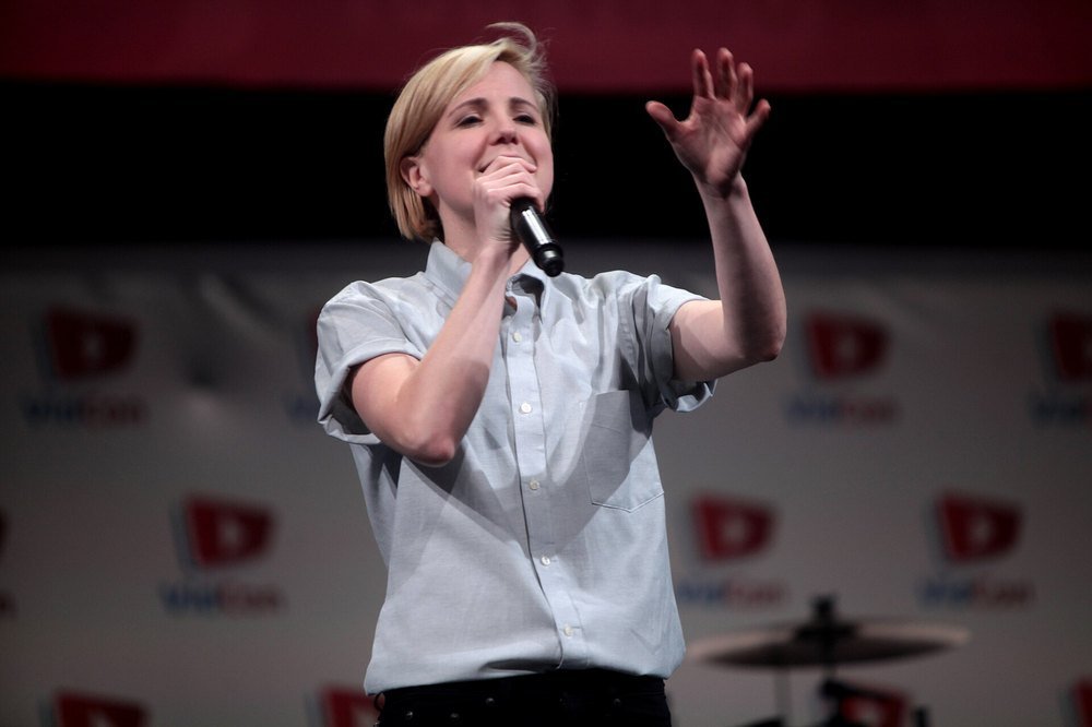 Hannah Hart: American YouTuber, Comedian & Author photo