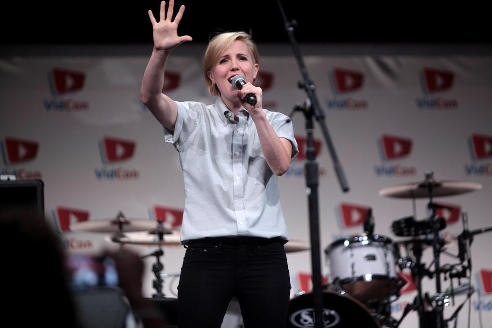 Hannah Hart: American YouTuber, Comedian & Author photo