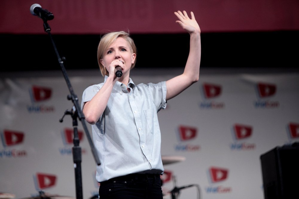Hannah Hart: American YouTuber, Comedian & Author photo