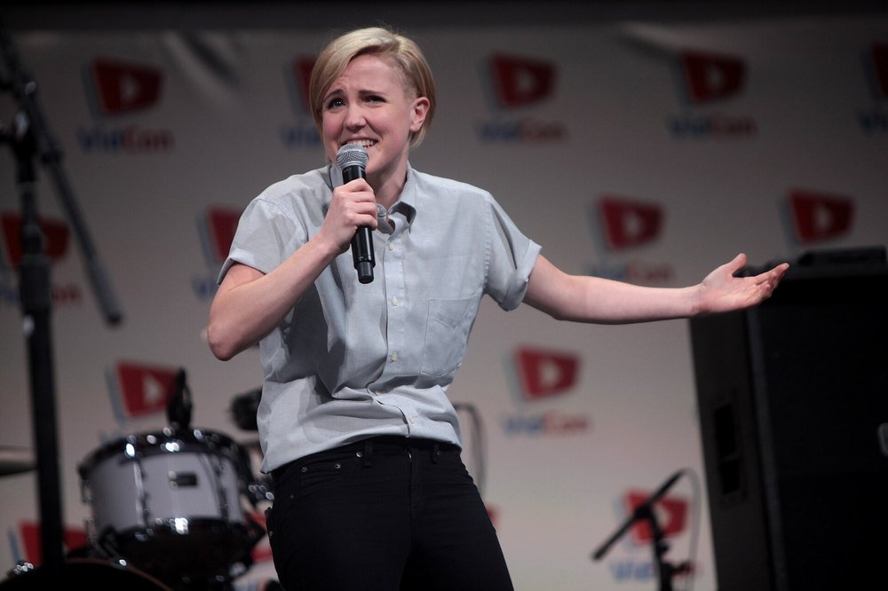 Hannah Hart: American YouTuber, Comedian & Author photo