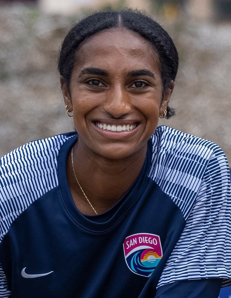 Naomi Girma: American Professional Soccer Player photo