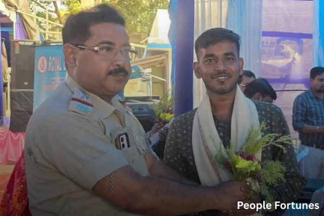 Subham Modak in Raniganj receiving award for physiotherapy